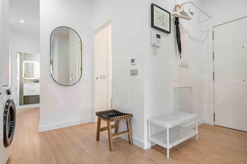 Fresh & Stylish Apartment With Parking By Rems マラガ エクステリア 写真