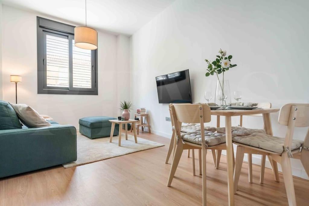 Fresh & Stylish Apartment With Parking By Rems マラガ エクステリア 写真