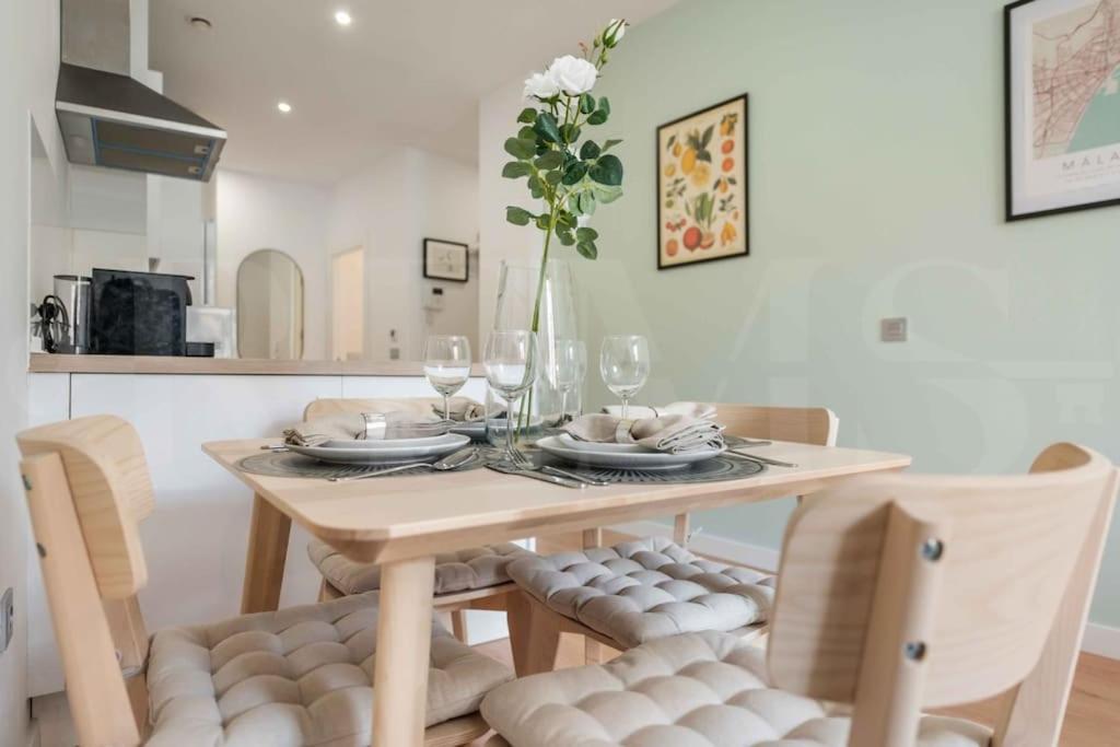 Fresh & Stylish Apartment With Parking By Rems マラガ エクステリア 写真
