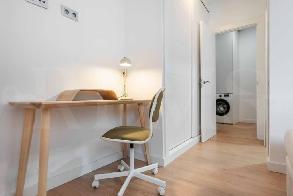Fresh & Stylish Apartment With Parking By Rems マラガ エクステリア 写真