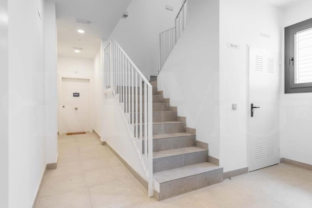 Fresh & Stylish Apartment With Parking By Rems マラガ エクステリア 写真
