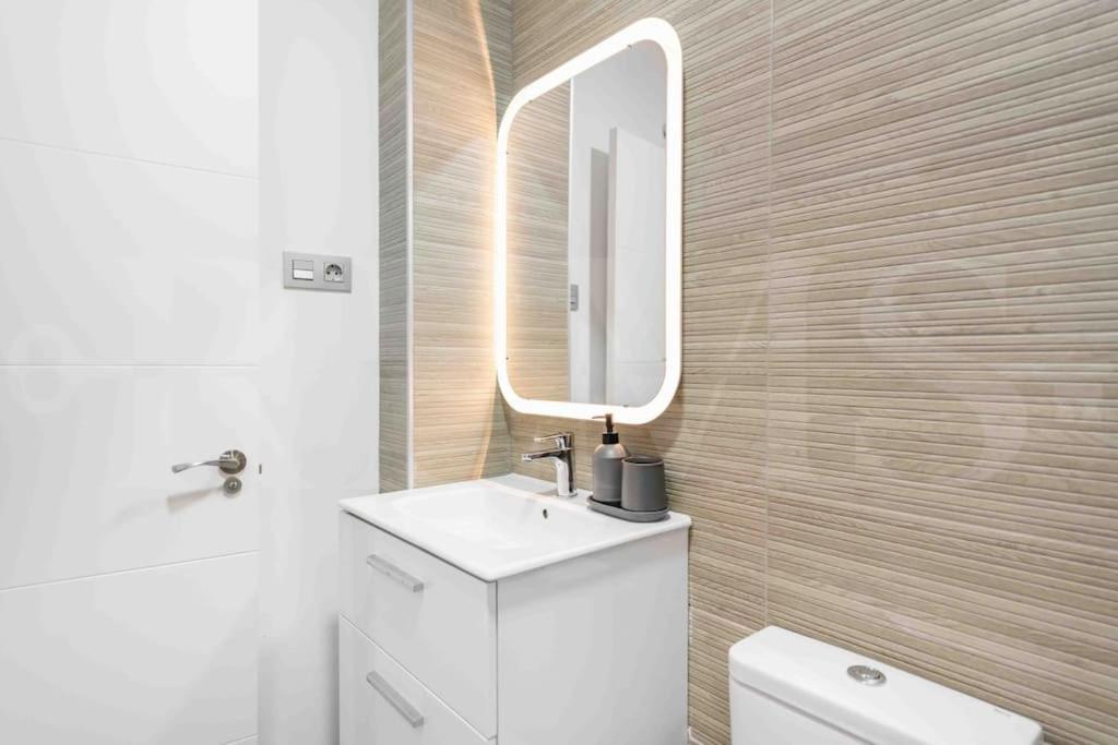 Fresh & Stylish Apartment With Parking By Rems マラガ エクステリア 写真