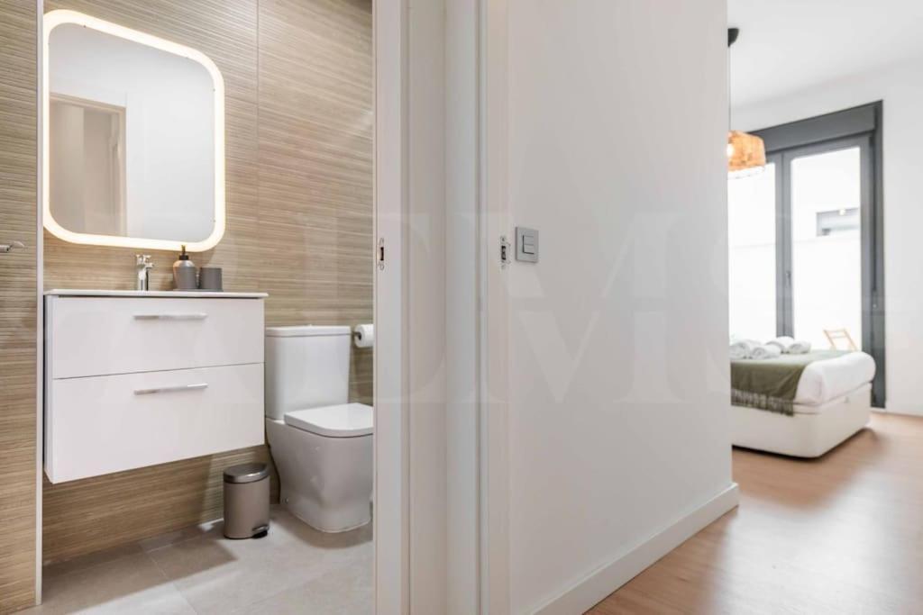 Fresh & Stylish Apartment With Parking By Rems マラガ エクステリア 写真