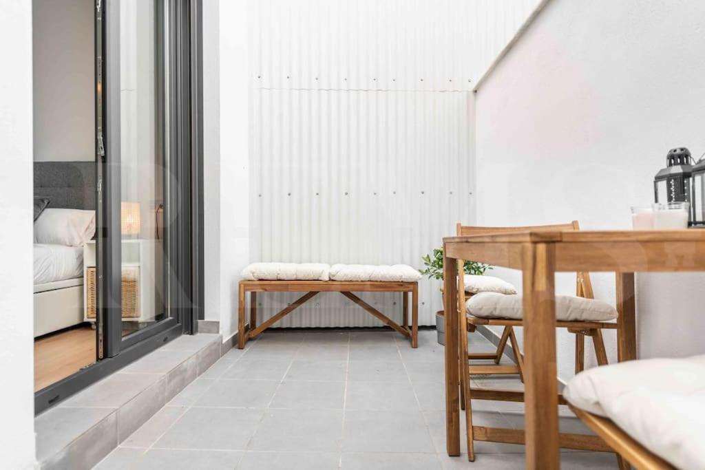 Fresh & Stylish Apartment With Parking By Rems マラガ エクステリア 写真
