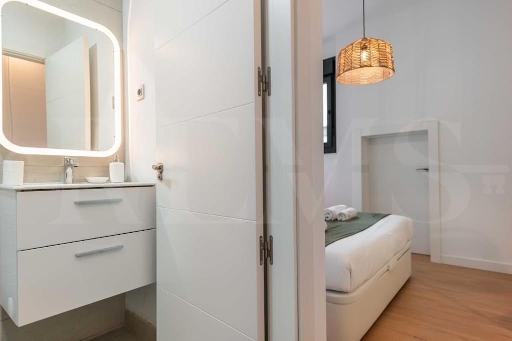 Fresh & Stylish Apartment With Parking By Rems マラガ エクステリア 写真