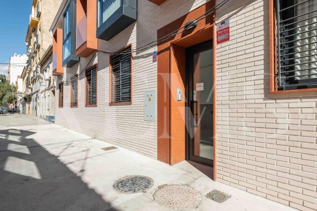 Fresh & Stylish Apartment With Parking By Rems マラガ エクステリア 写真