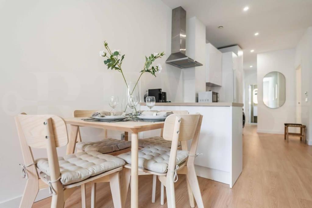 Fresh & Stylish Apartment With Parking By Rems マラガ エクステリア 写真