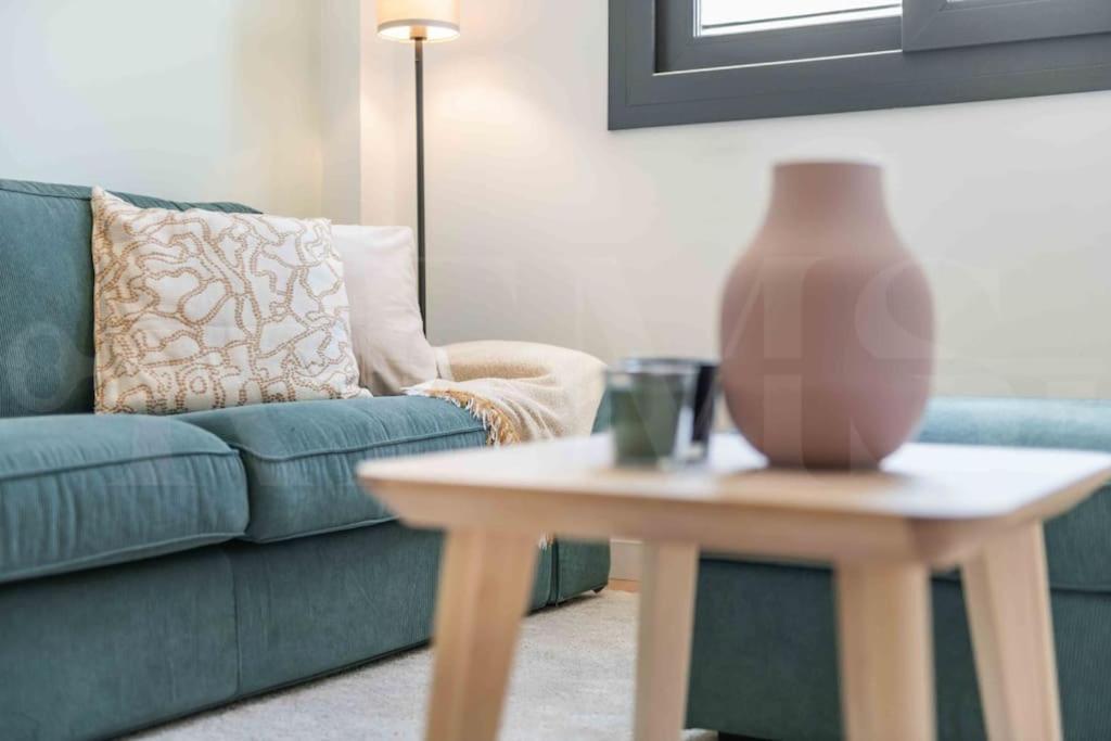 Fresh & Stylish Apartment With Parking By Rems マラガ エクステリア 写真