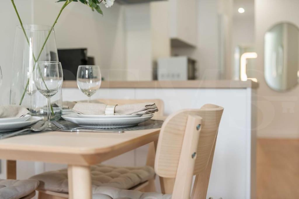 Fresh & Stylish Apartment With Parking By Rems マラガ エクステリア 写真